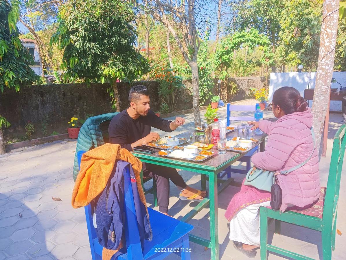 Hotel Butterfly Sauraha Bagian luar foto