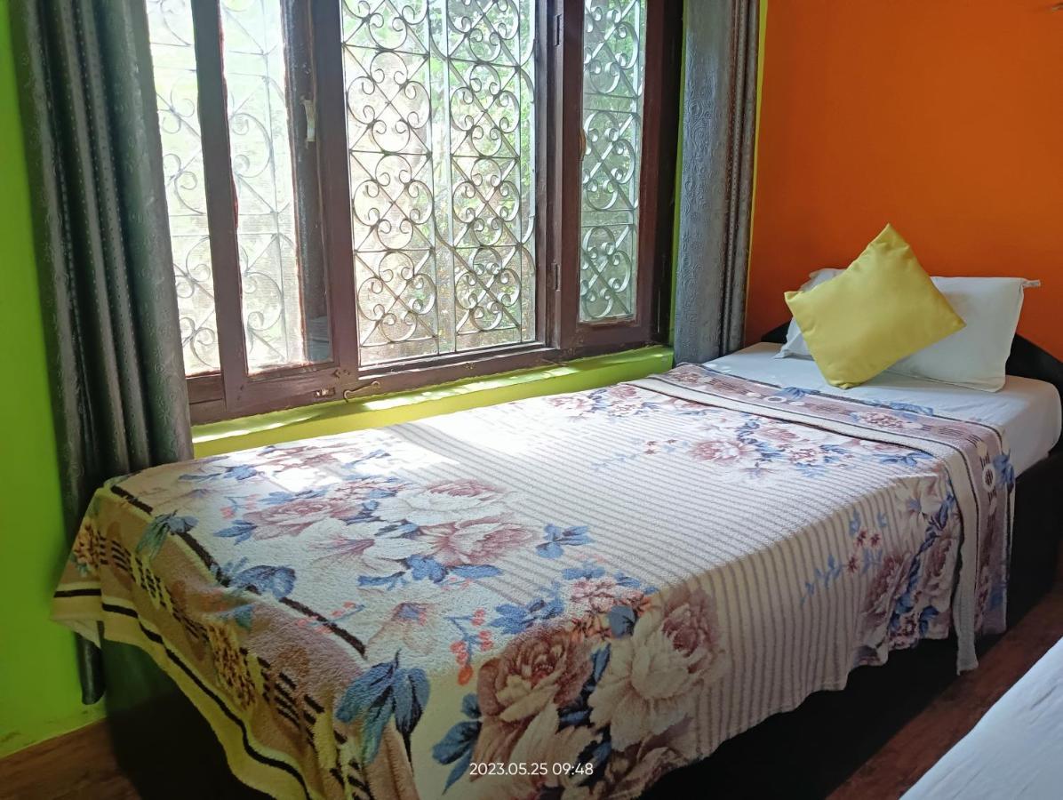 Hotel Butterfly Sauraha Bagian luar foto