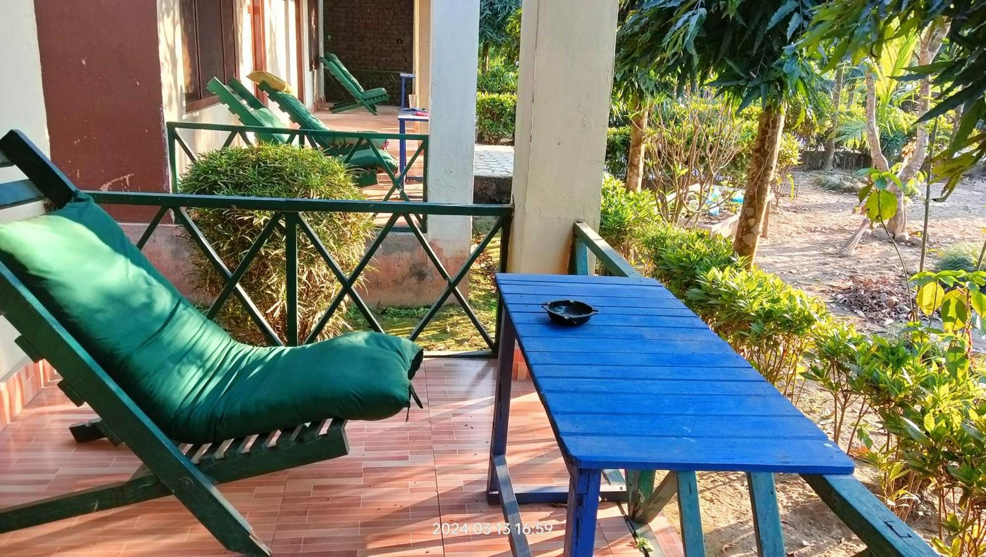 Hotel Butterfly Sauraha Bagian luar foto