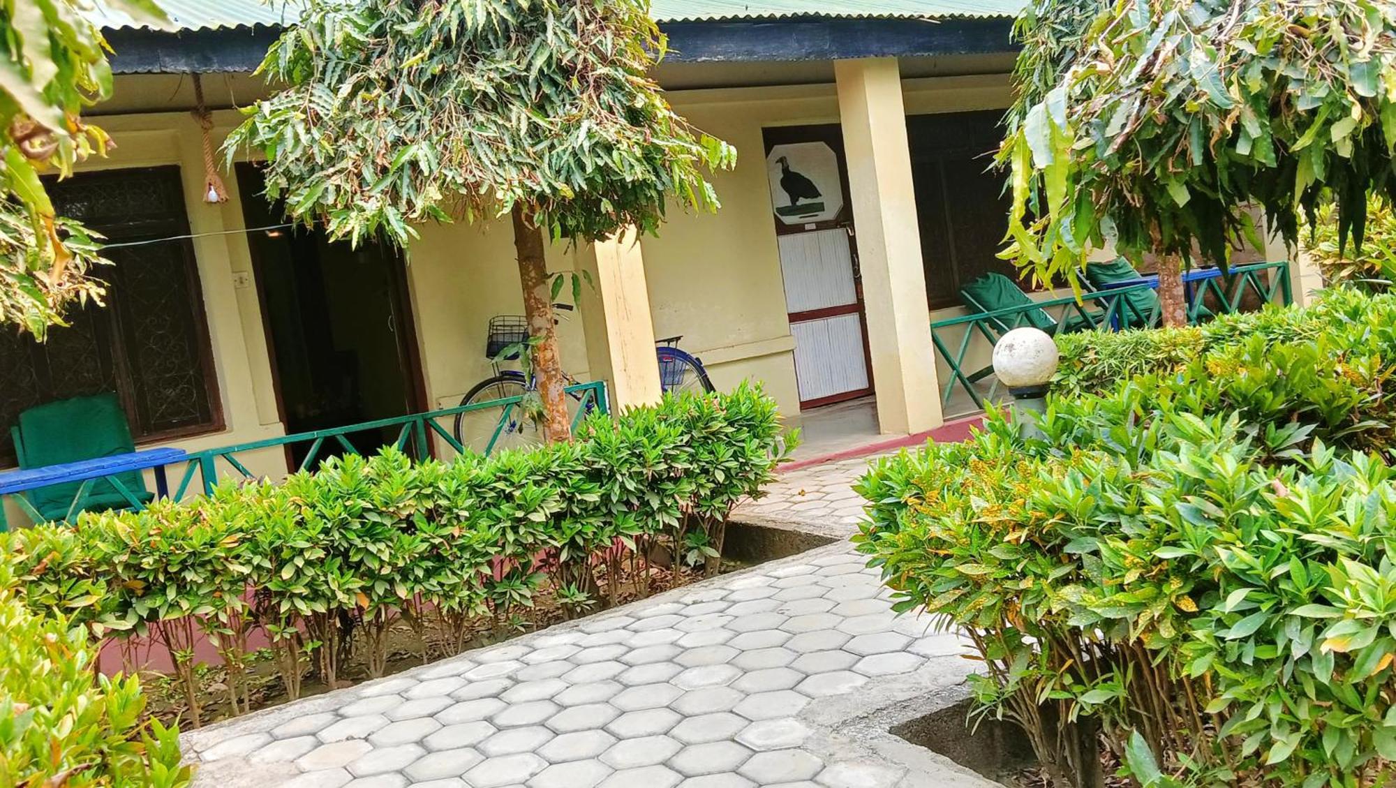 Hotel Butterfly Sauraha Bagian luar foto