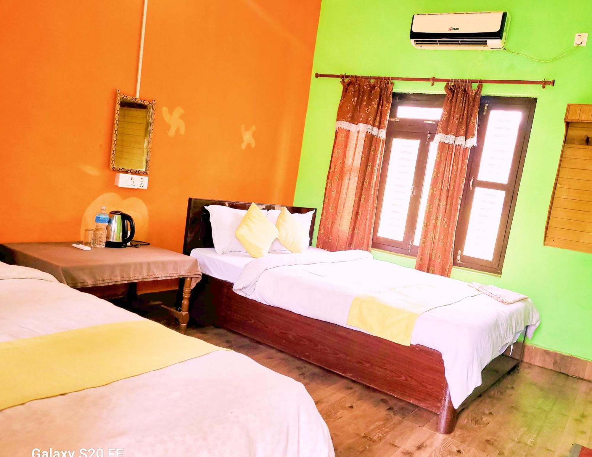 Hotel Butterfly Sauraha Bagian luar foto