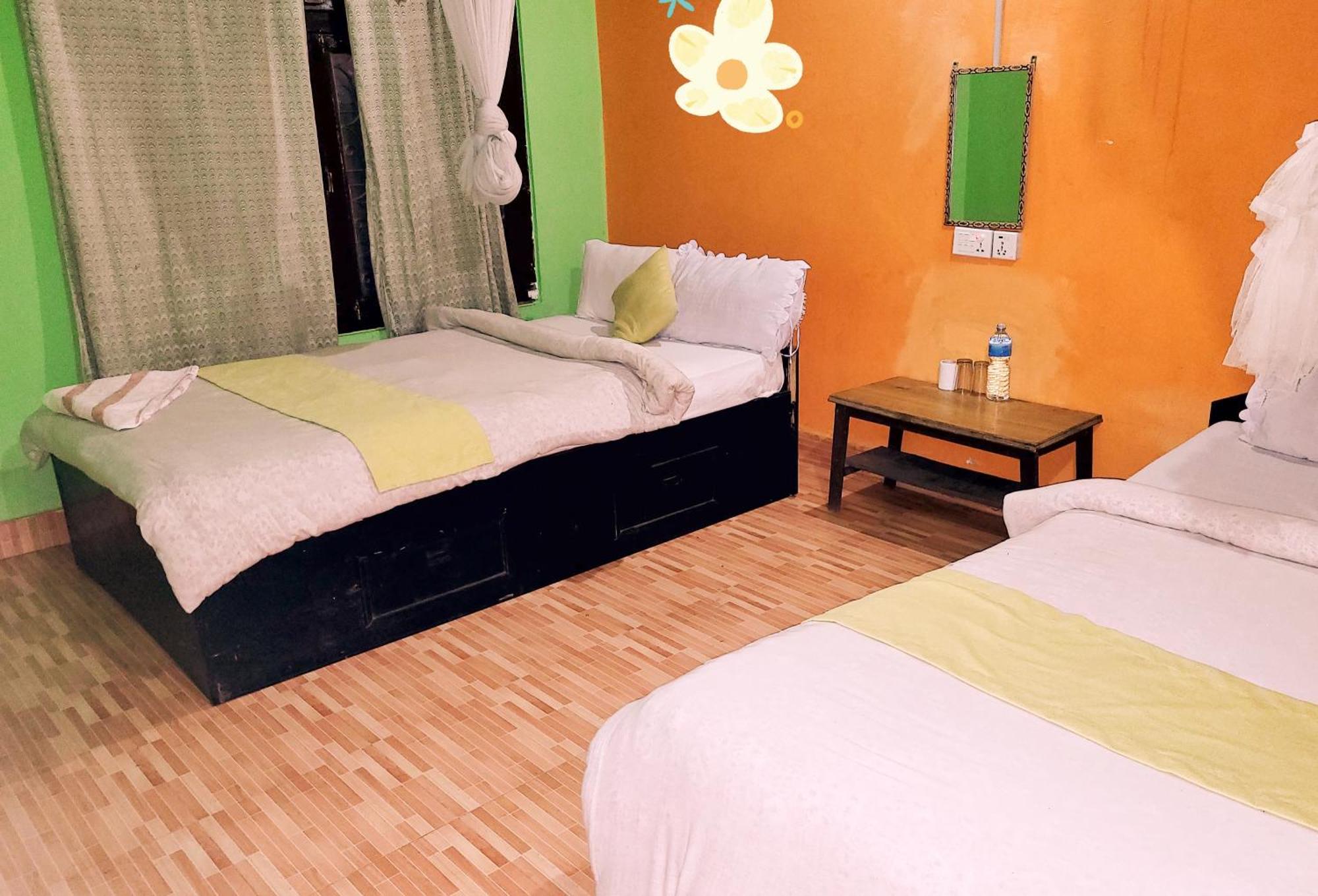 Hotel Butterfly Sauraha Bagian luar foto